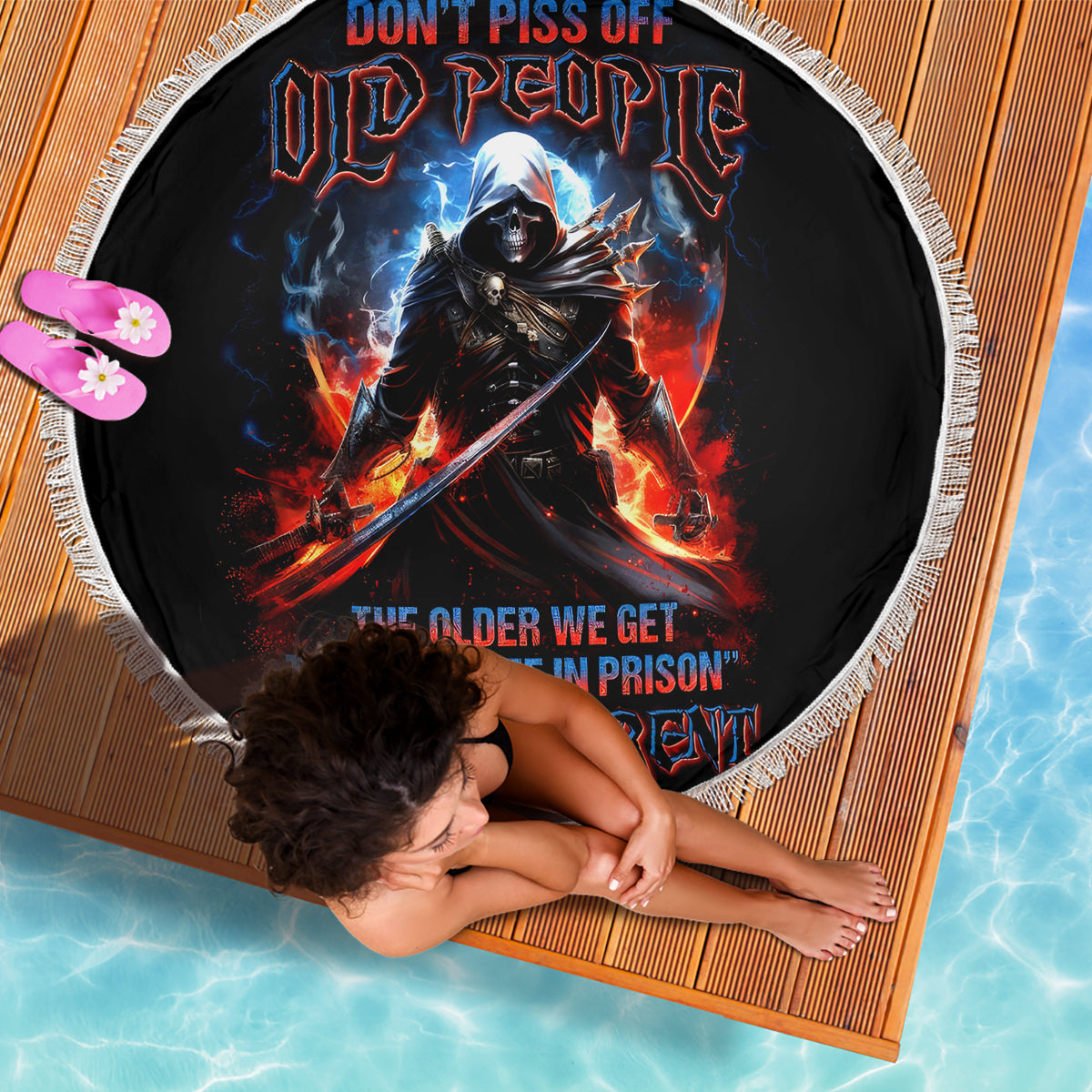 Round black beach blanket with skull warrior print and white fringe, 150 cm diameter