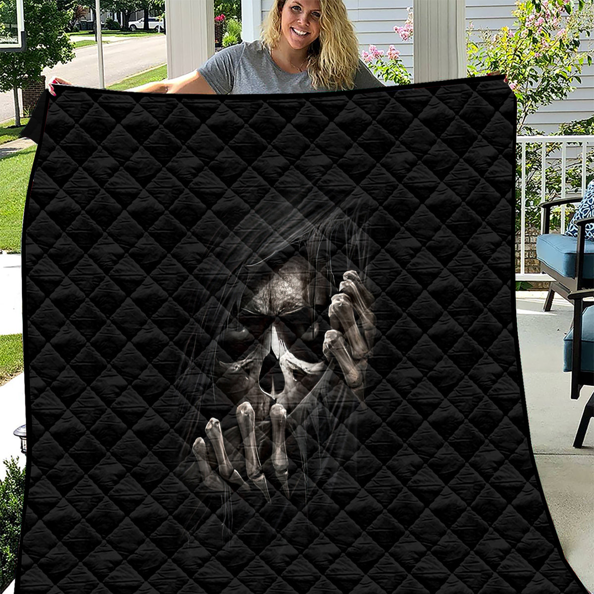 skull-quilt-evil-skeleton-look-inside