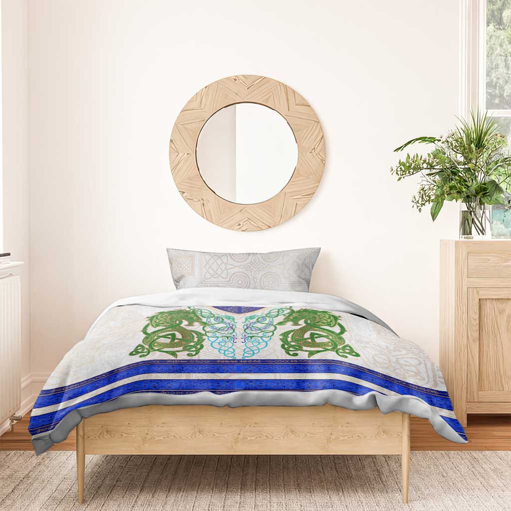 Bedding set with white duvet and matching pillow sham, green dragon knot and blue stripe trim