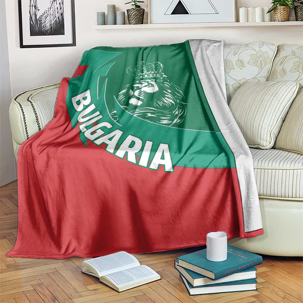 Lion emblem blanket with diagonal flag stripes, green and red