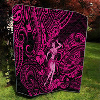 Pink and black Polynesian hula girl quilt outdoors with large swirling pattern details