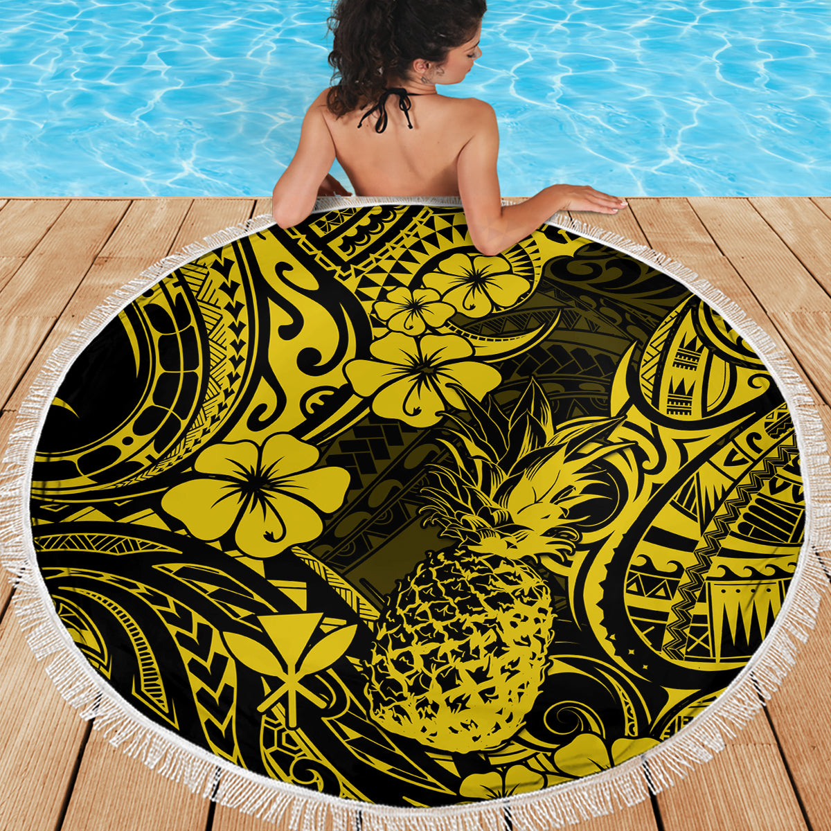 Round pineapple beach blanket in black and yellow with white fringed border