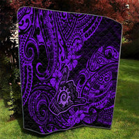 Purple and black Polynesian-pattern quilt, centered swirls and hibiscus flowers