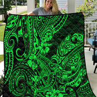 Green Polynesian pattern quilt with black background, featuring stylized swirls and flowers