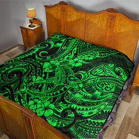 Green Polynesian pattern quilt on a bed, black border with flowing tribal curves and flowers