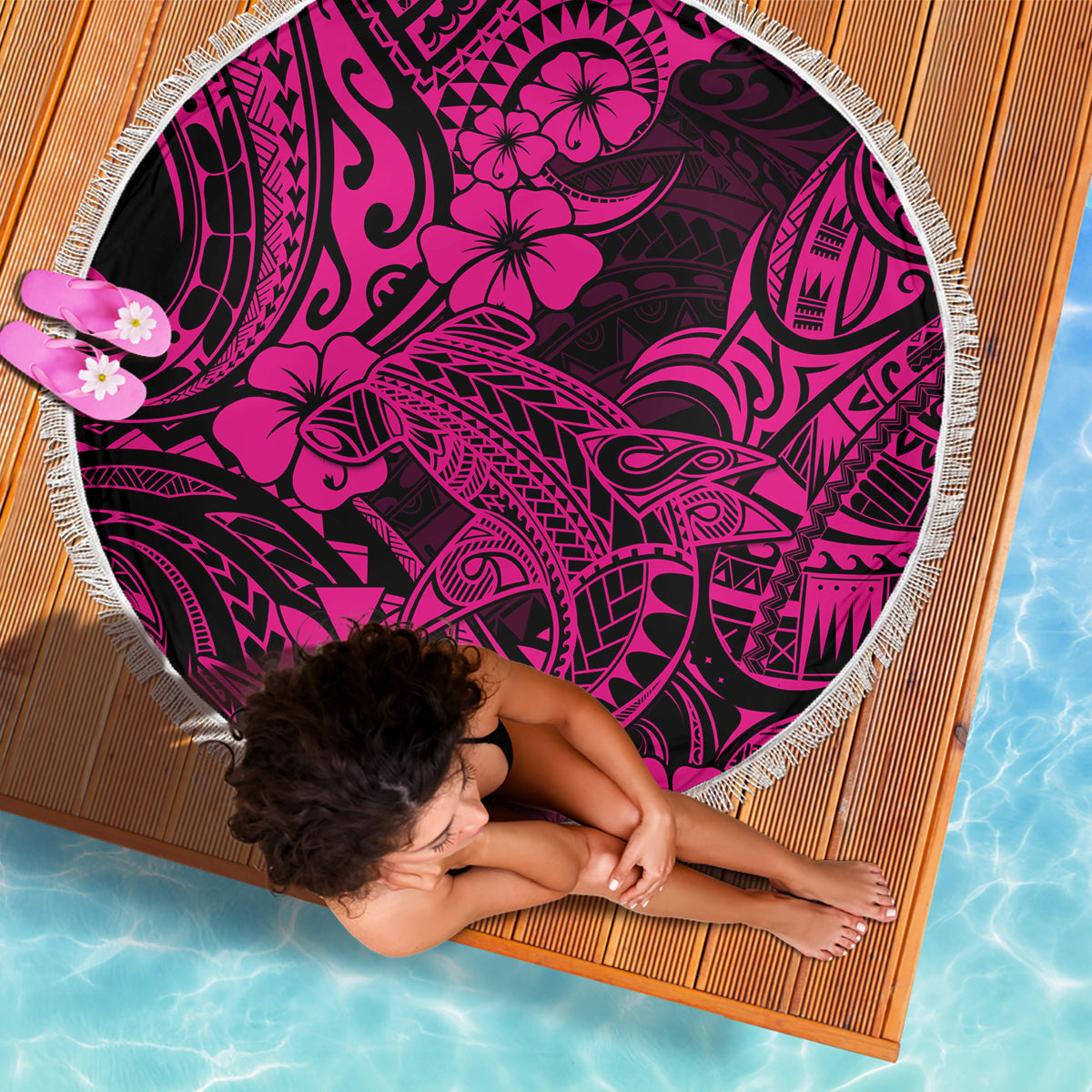 Pink and black patterned beach blanket, round with white fringed border