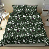 Green Christmas bedding set with coordinated pillowcases and leaf-and-bird pattern