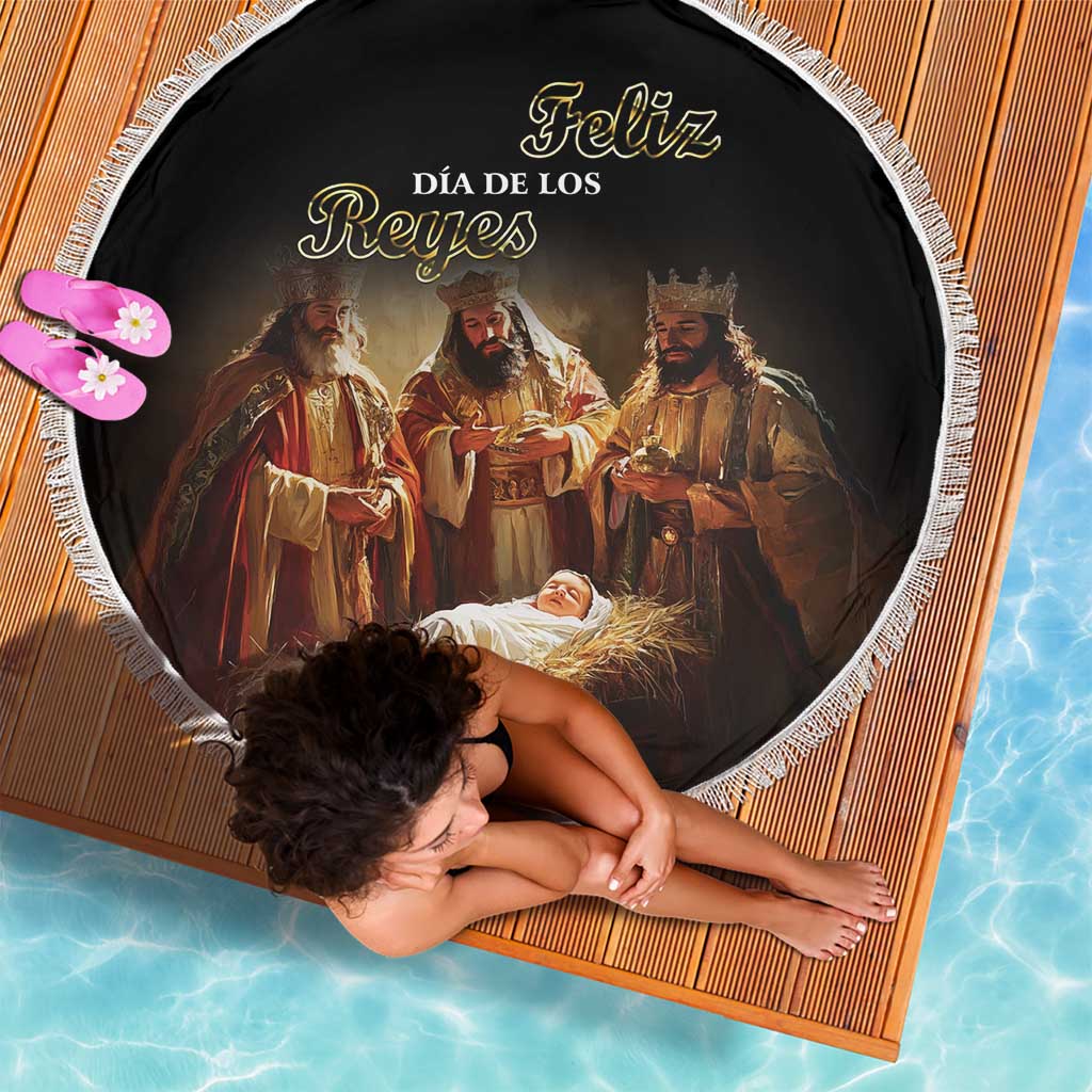 Black round beach blanket with white fringe, “Feliz Dia de los Reyes” gold text and kings