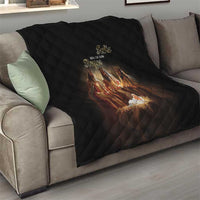 Black quilted throw on sofa with Feliz Dia de los Reyes and Nativity image