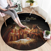 Black round carpet with nativity artwork and gold “Feliz Dia de los Reyes” lettering