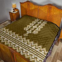 Brown quilt on bed with zigzag white folk border along the lower edge