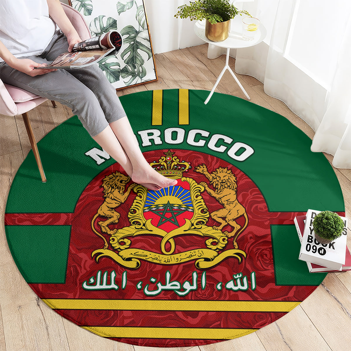 Green round carpet with MOROCCO lettering and red crest with lions