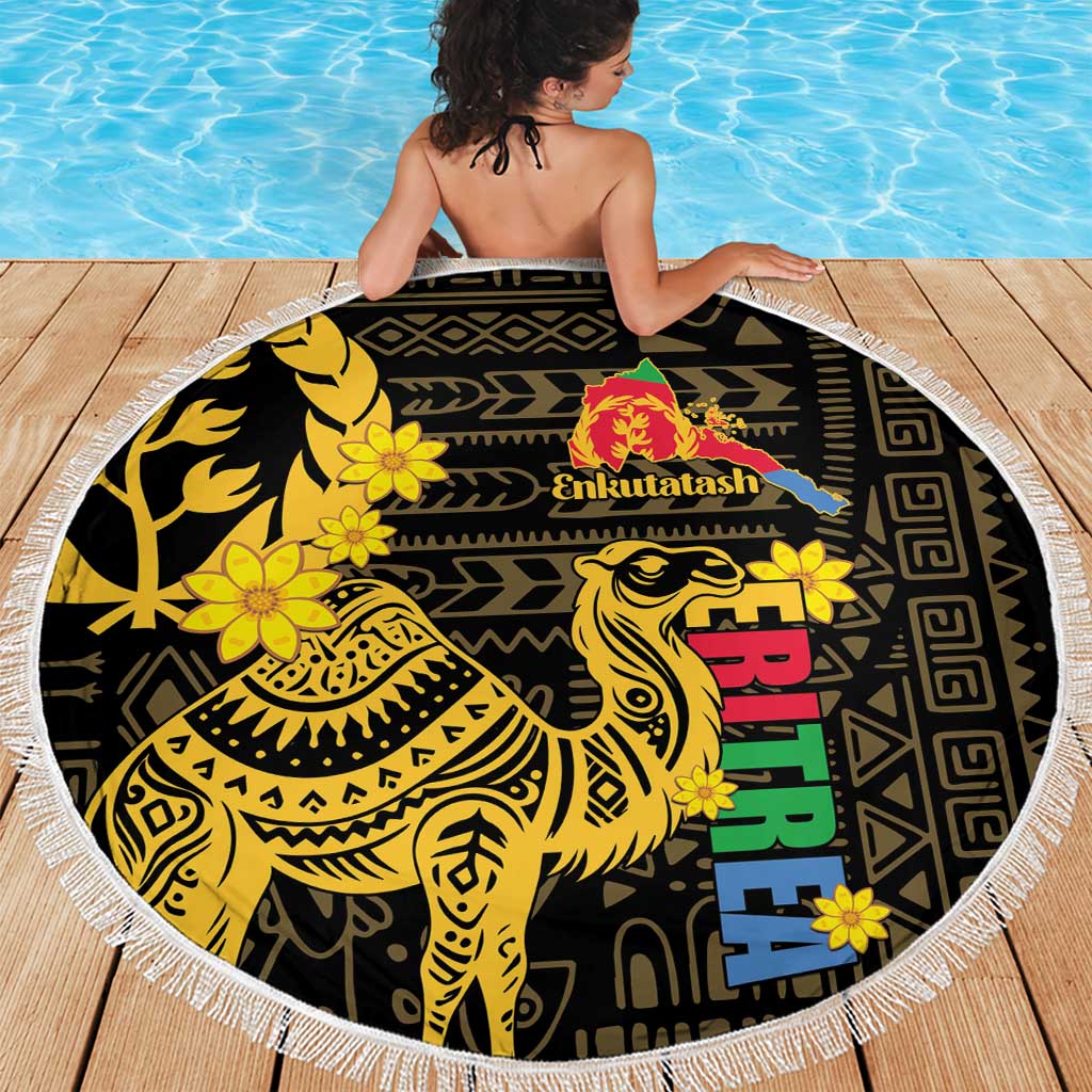Round camel-pattern beach blanket in black and gold with fringed white edge