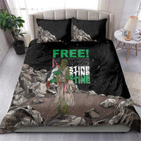 Black bedding set with duvet and two pillowcases, centered “FREE!” graphic on rocky scene