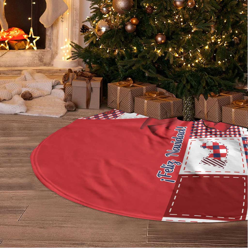 Round red Christmas tree skirt with plaid patchwork and 'Feliz Navidad' text