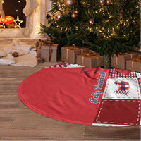 Round red Christmas tree skirt with plaid patchwork and 'Feliz Navidad' text