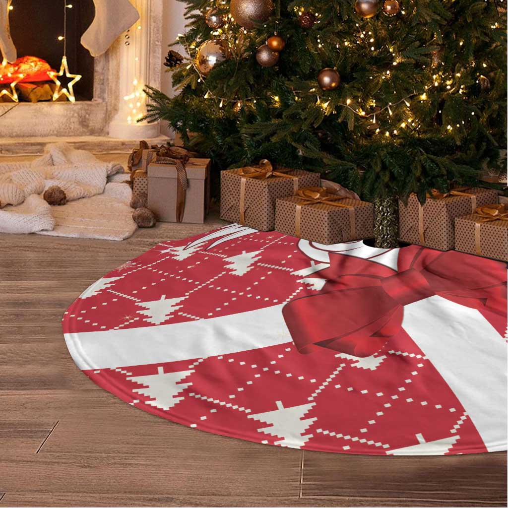 Red and white round Christmas tree skirt with red bow and fringed edge, swan motif
