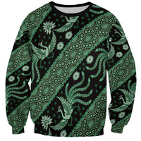 Unisex sweatshirt with dark green batik pattern, long sleeves, crew neck.