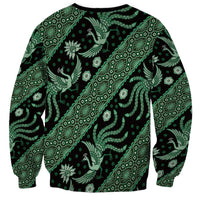 Unisex sweatshirt with dark green batik pattern, crew neck and long sleeves.
