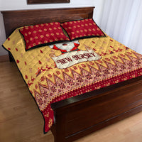 Santa Claus Christmas quilt set: beige quilt with Santa face and red geometric border