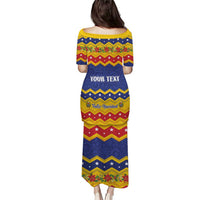 Long Christmas dress in yellow with blue-red zigzag pattern and YOUR TEXT on back, short sleeves