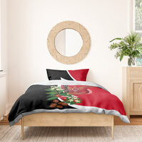 Yemen flag-style comforter in red, black and white with two pillowcases on light wood bed