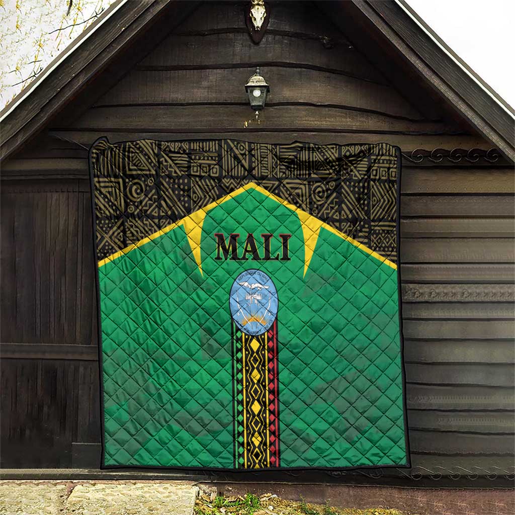 Mali green quilt displayed under roof, black patterned edge, yellow star and emblem