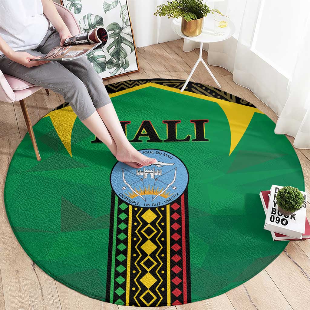 Green round carpet showing “MALI” lettering and a central multicolor vertical border pattern.
