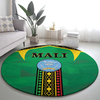 Green round carpet with “MALI” at the top and a central emblem with colorful geometric bands.