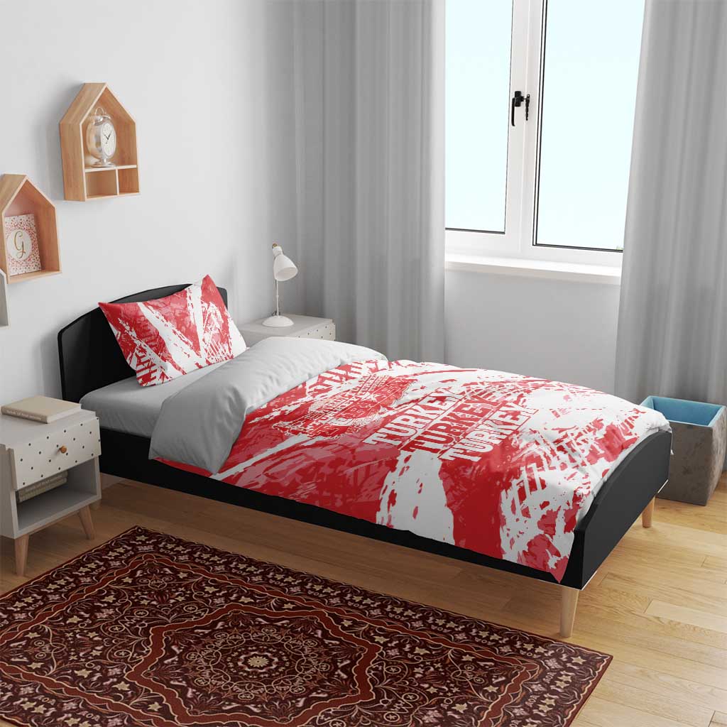 Red and white Turkey-themed duvet cover set with two pillowcases on bed