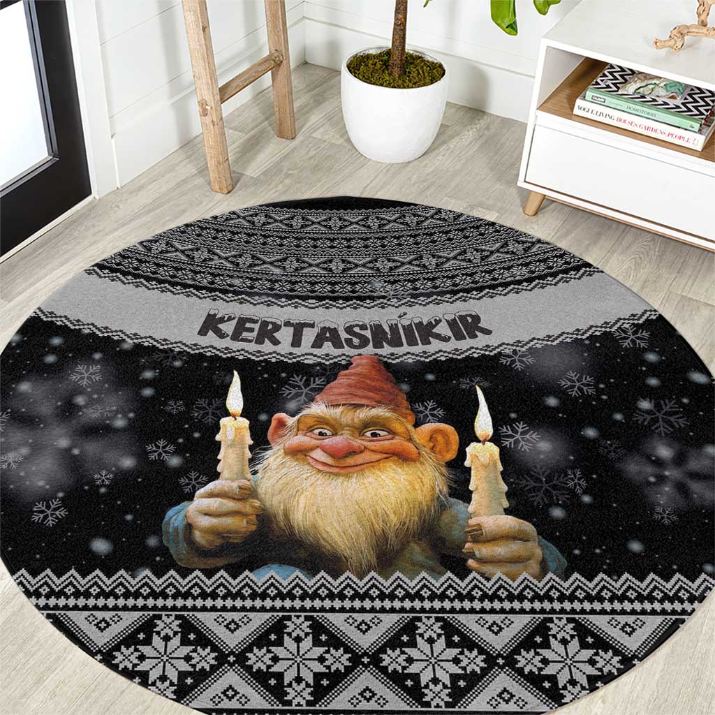 Black round Christmas rug with bearded candle holder and Nordic geometric border