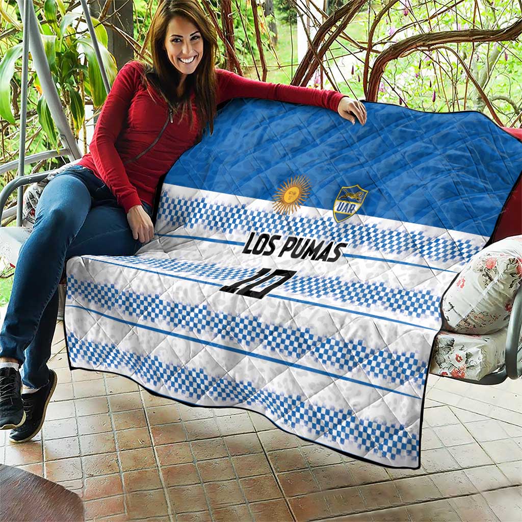 Blue quilt with quilted pattern, blue-white checker bands, LOS PUMAS logo and 10