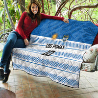 Blue quilt with quilted pattern, blue-white checker bands, LOS PUMAS logo and 10