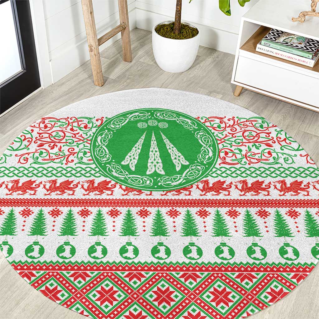 Christmas round carpet with green center tree, red and green Celtic knot patterns, white background