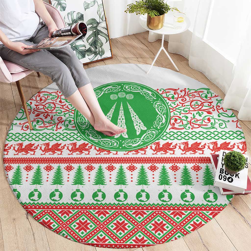 Christmas round carpet design with green tree emblem, red border, green Celtic knots and icons