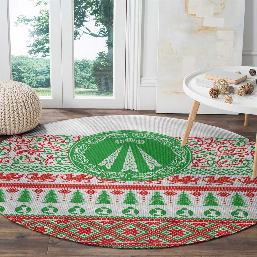 Round Christmas carpet with green tree emblem and red/green geometric border patterns