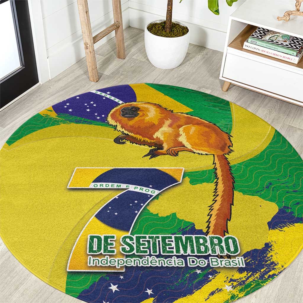Round yellow carpet featuring golden lion tamarin and “DE SETEMBRO” Independence text