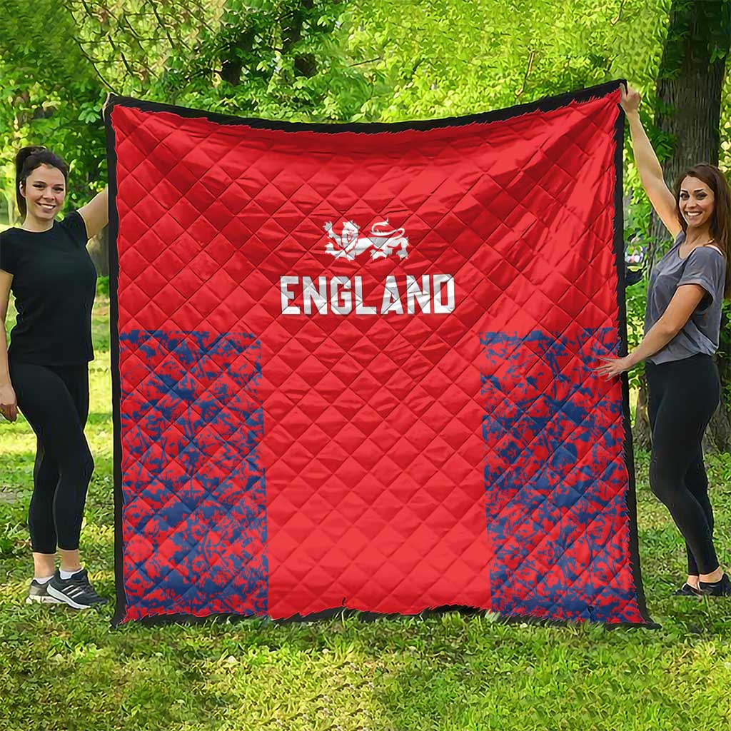 Red England quilt with blue splatter design corners and central lion crest and “ENGLAND”.