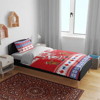 Red Christmas bedding set with Santa and gingerbread figures, blue patterned edge and matching pillows