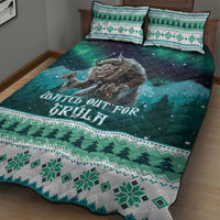 Green quilt bed set with Gryla monster print and 'Gryla' lettering, framed by Nordic patterns