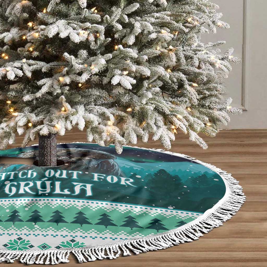 Green tree skirt corner view with white fringed edge and wolf night print
