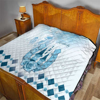White quilt with blue horse crest, blue rose motif, diamond checker border