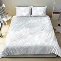 White bedding set with light blue hibiscus leaf print: duvet cover and 2 pillowcases