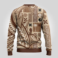 Back of beige tapa-pattern sweater, crew neck, long sleeves, brown ribbed cuffs