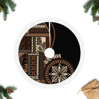 Black round tree skirt with siapo motif panels and leaf emblem, white border