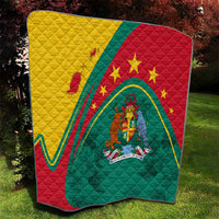 Multicolor quilt with quilted stars, crest emblem, and wavy border in yellow, red, green