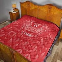 Red bed quilt with diamond quilting and white dragon design, 'Your Text 07' CYMRU