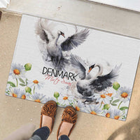 Mute swan rubber doormat with gray swan graphic, chamomile daisies, and Denmark logo