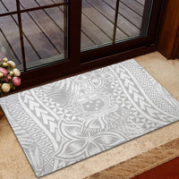 Rectangular doormat with light gray surface and white Polynesian emblem and geometric border