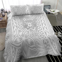 White bedding set with duvet and two pillowcases, tropical leaf and Polynesian crest pattern